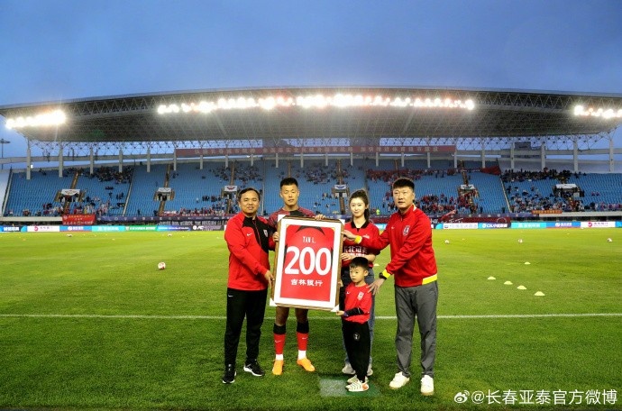 亚泰主场0比0战平河南队 谭龙收获200场纪念球衣