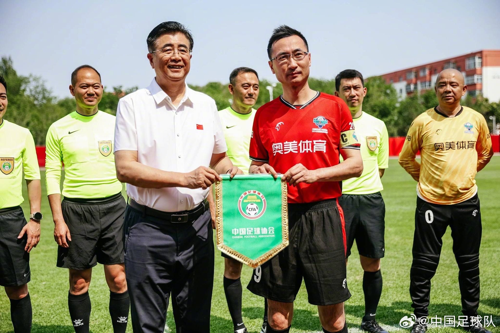 足协主席宋凯为媒体足球友谊赛开球，并为前国脚冯潇霆送上纪念球服