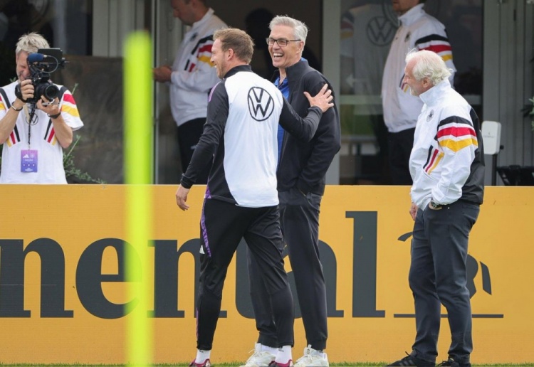 男篮冠军教练赫伯特造访德国男足，向球员发表激励讲话