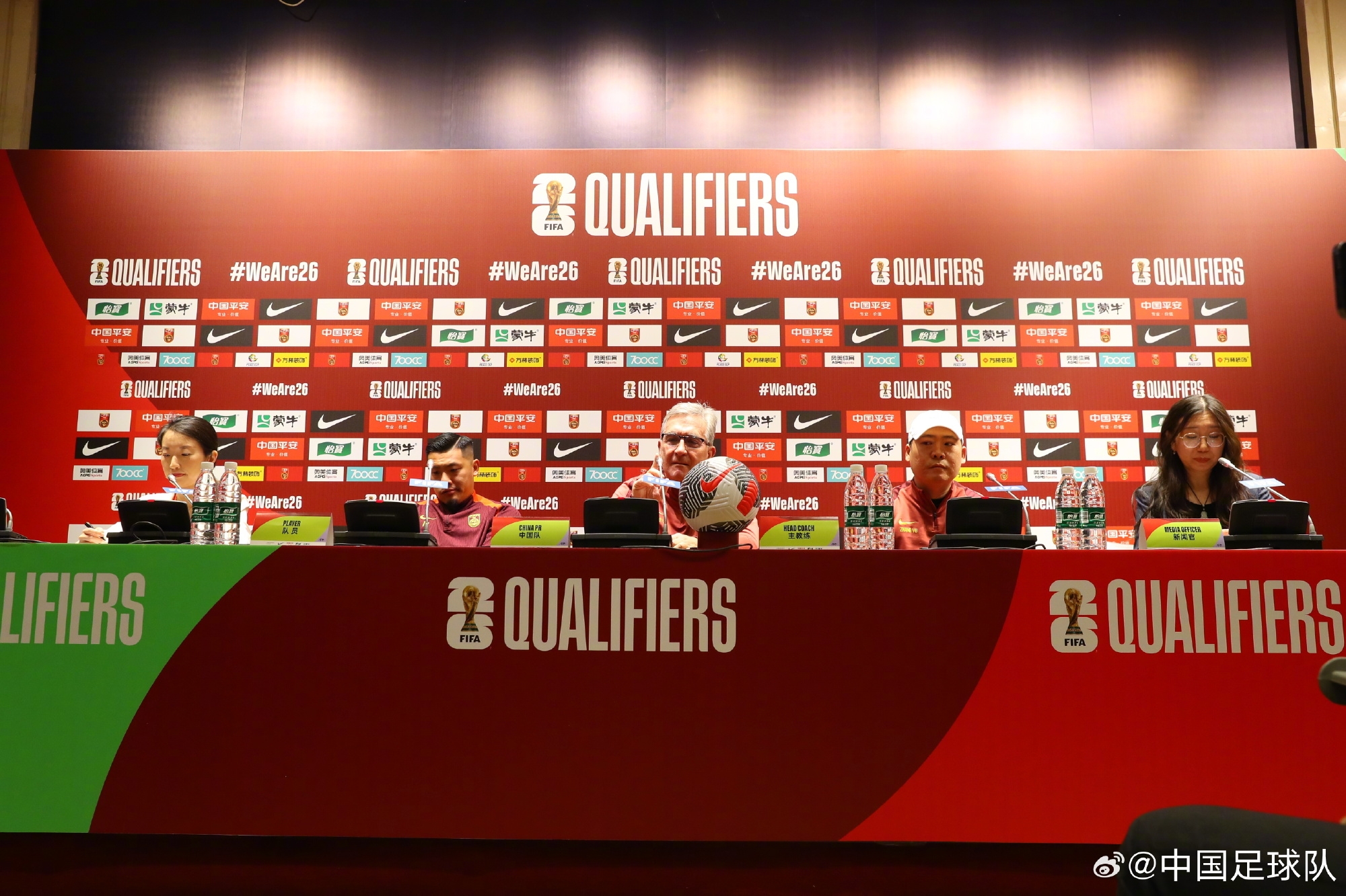 中国国家男子足球队主教练伊万科维奇携队长王大雷出席赛前发布会