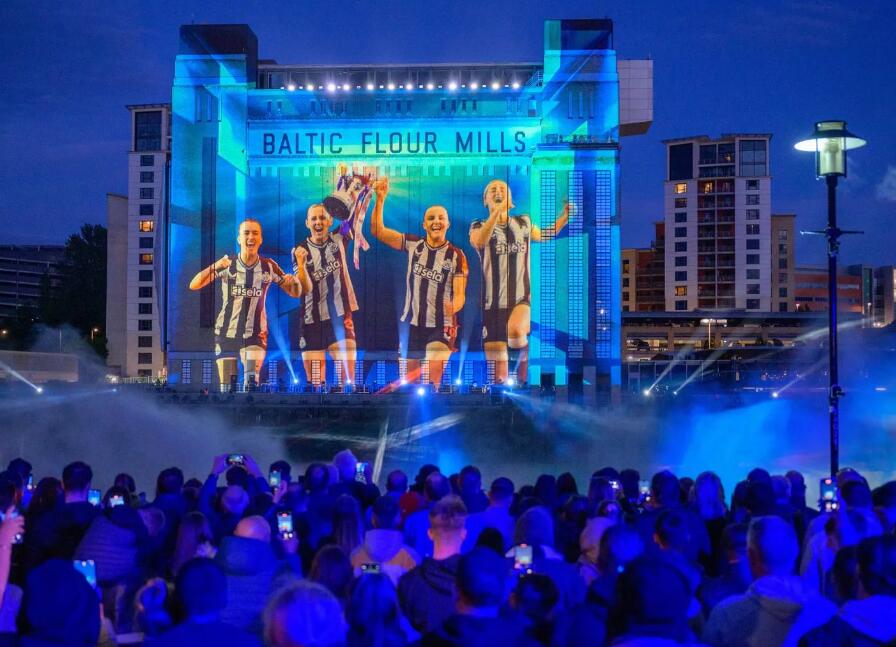 英媒：纽卡赞助商在泰恩河畔办3D灯光秀，上万球迷到场观看
