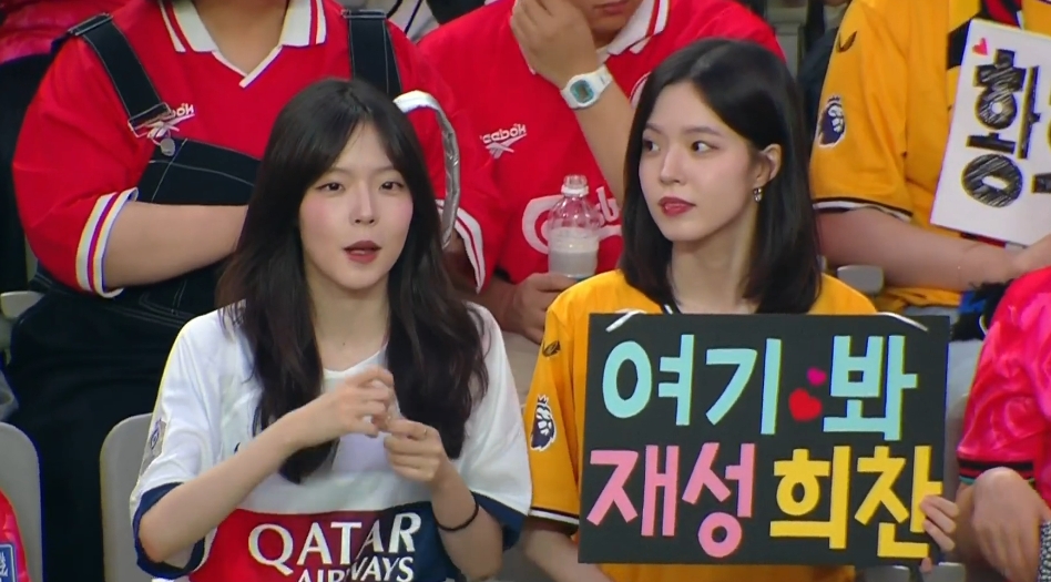 现场镜头给到韩国球迷，这两位小姐姐颜值很高