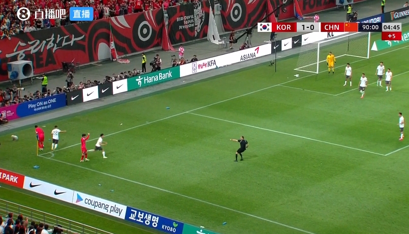 角色互换？比赛补时最后阶段，韩国队疯狂在角旗区护球拖延时间