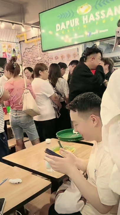 挤爆了！午饭时间！新加坡门将桑尼椰浆饭店已被顾客挤爆