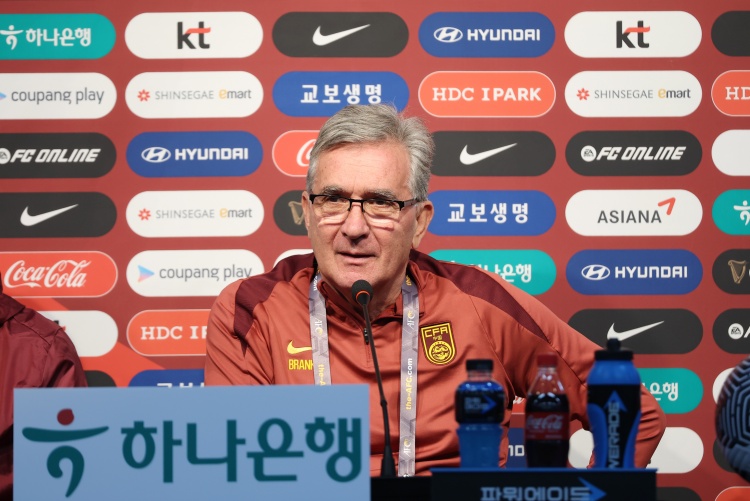 记者：国足对比赛的专注度高过韩国队，继续保持专注注意体能