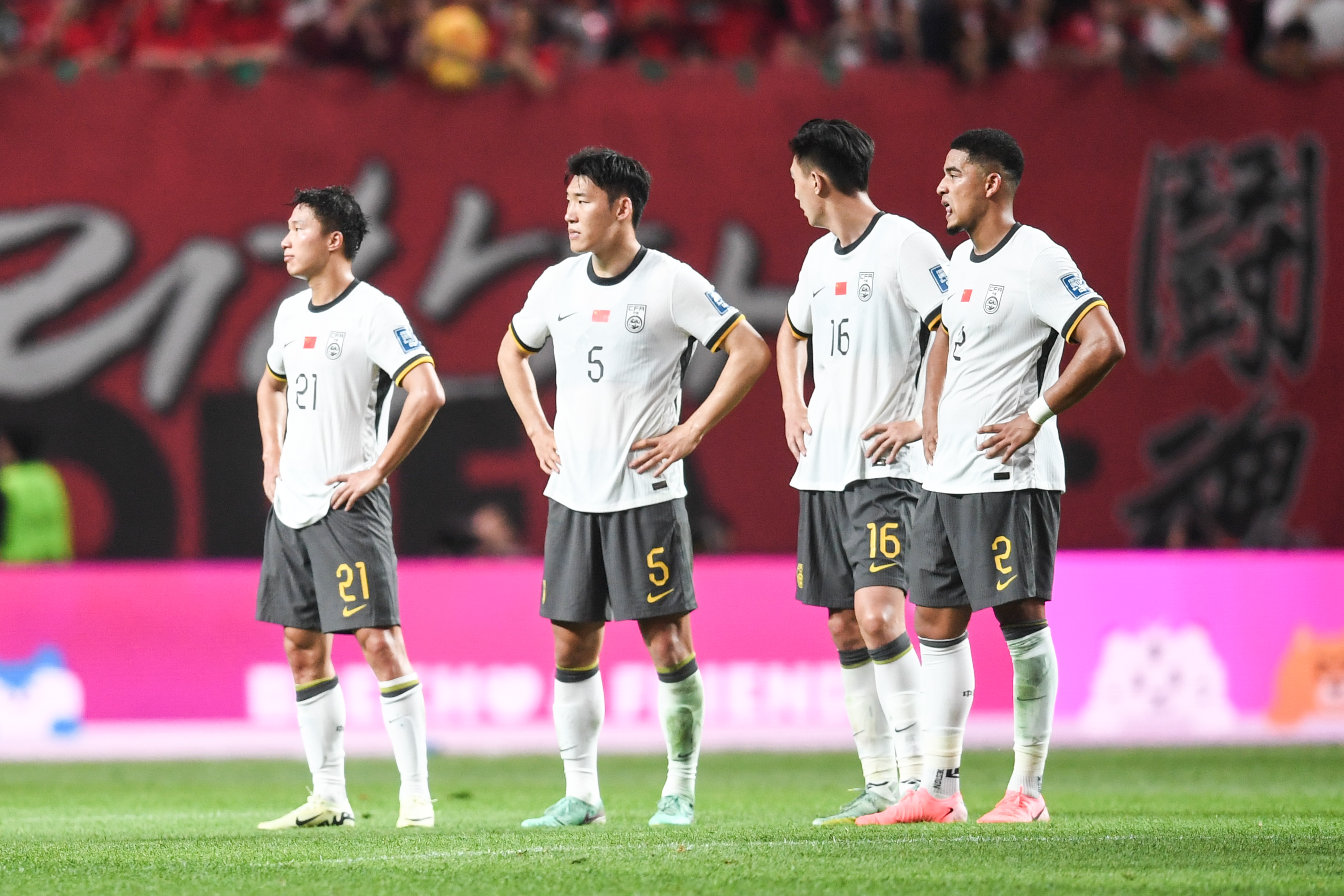 马德兴：换不换伊万是一个问题；中国足球永远在“瞎折腾”的路上
